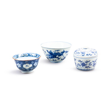 View full screen - View 1 of Lot 124. Two blue and white wine cups, and a blue and white 'lotus' pot and cover, Transitional period | 明末清初 青花盃及蓋盅 一組三件.