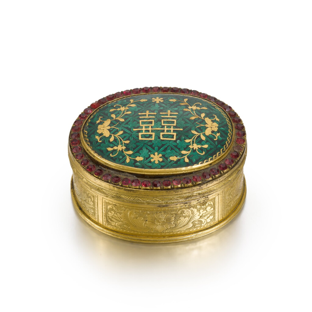 View full screen - View 1 of Lot 30. A rare embellished gilt-copper and basse taille enamel snuff box and cover, Qing Dynasty, Canton, Qianlong period | 清乾隆 廣東 鎏金銅嵌寳雙喜花卉紋小蓋盒.