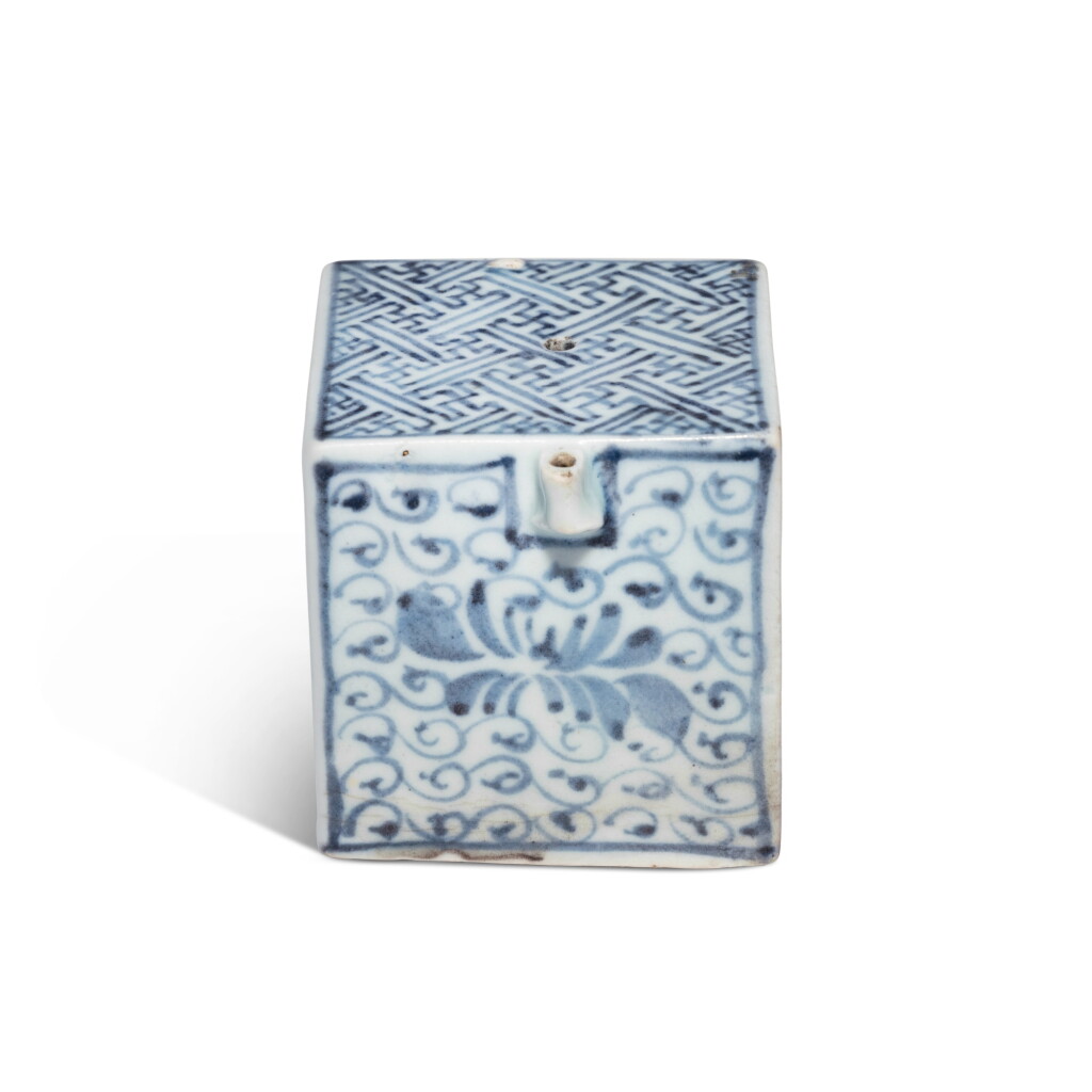 Voir en plein écran - Voir 1 du lot 917. A blue and white 'floral scroll' square-form waterdropper, Joseon dynasty, 19th century.