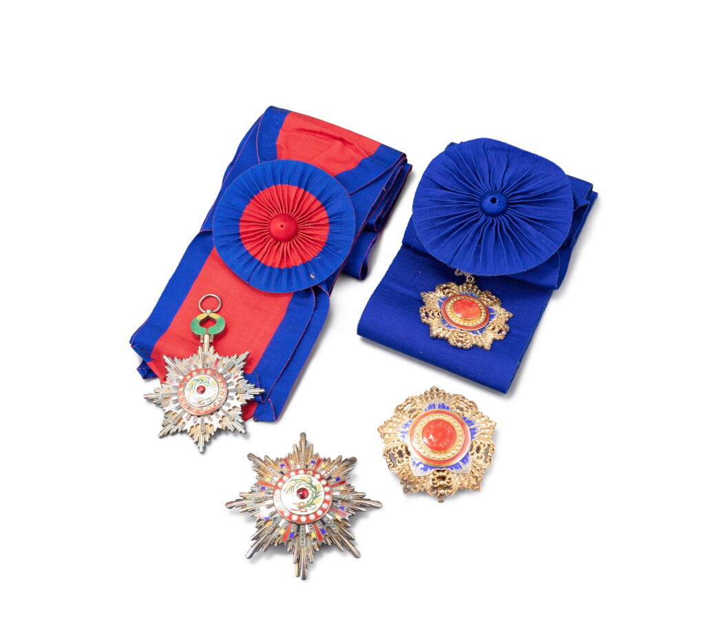 View full screen - View 1 of Lot 26. Two sets of decoration medals, Republican period | 民國 1916年 二等寶光嘉禾勳章 及 民國 大綬采玉勳章 編號 121 各一套.