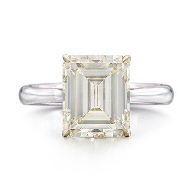 View full screen - View 1 of Lot 2792. Fancy Light Yellow Diamond Ring | 3.71克拉 淡彩黃色鑽石 戒指.