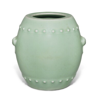 全萤幕检视 - 查看705A celadon-glazed drum-shaped vase, Seal mark and period of Qianlong | 清乾隆 粉青釉鋪首耳鼓式罐 《大清乾隆年製》款的1