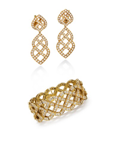 View full screen - View 1 of Lot 1852. Pair of Diamond Pendent Ear Clips; and Diamond Bracelet | 梵克雅寶 | 鑽石 吊墜耳夾一對; 及 鑽石 手鏈.