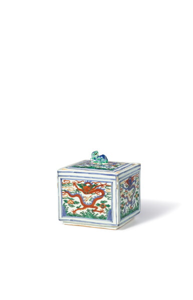 View full screen - View 1 of Lot 3851. A rare wucai 'dragon' box and cover, Mark and period of Wanli | 明萬曆 五彩逐珠雲龍圖臥獅鈕方蓋盒 《大明萬曆年製》款.