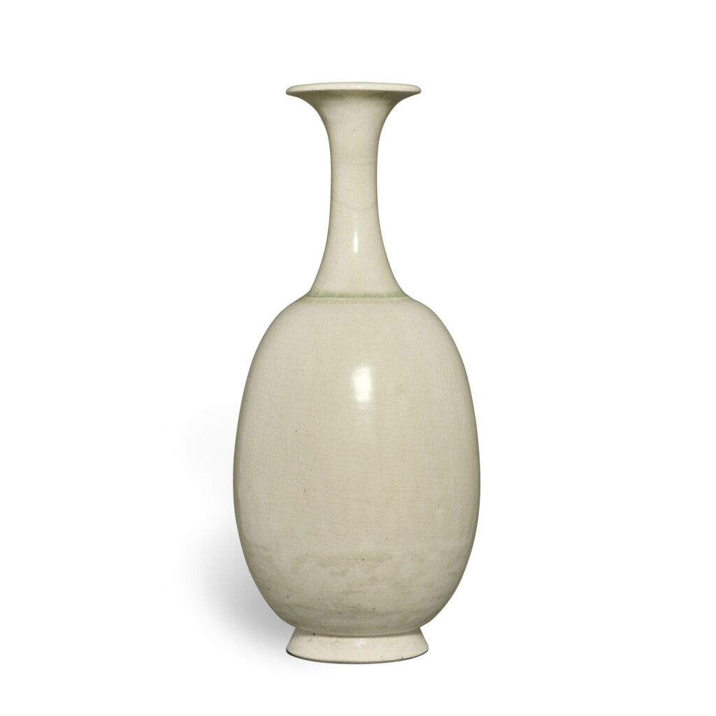 View full screen - View 1 of Lot 296. An extremely rare white-glazed pear-shaped vase, Sui / Tang dynasty | 隋 / 唐 白釉長頸瓶.