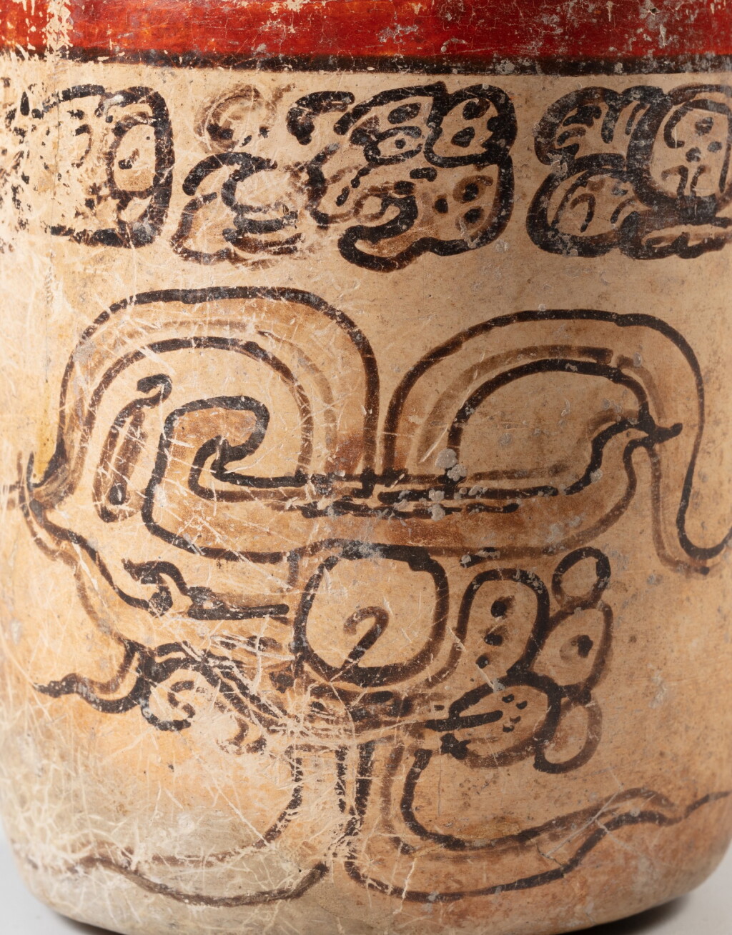 View full screen - View 1 of Lot 13. Vase Codex cylindrique, Culture Maya, Mexique, Classique récent, 550-950 AP. J.-C.| Maya cylinder vase in codex style, Mexico, Late Classic, AD 550-950 .
