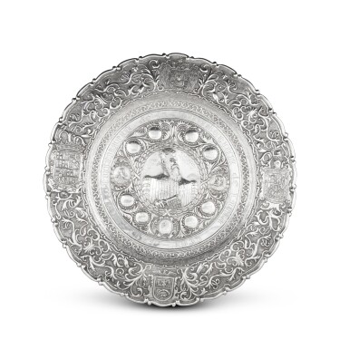View full screen - View 1 of Lot 244. A silver presentation dish, probably Peruvian, circa 1935 | Grand plat de présentation en argent, probablement Pérou, vers 1935.