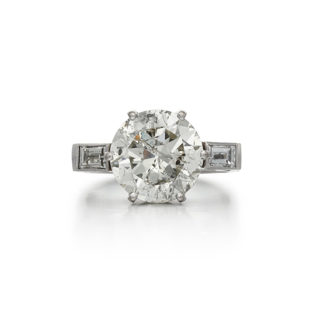 View full screen - View 1 of Lot 225. Diamond ring.