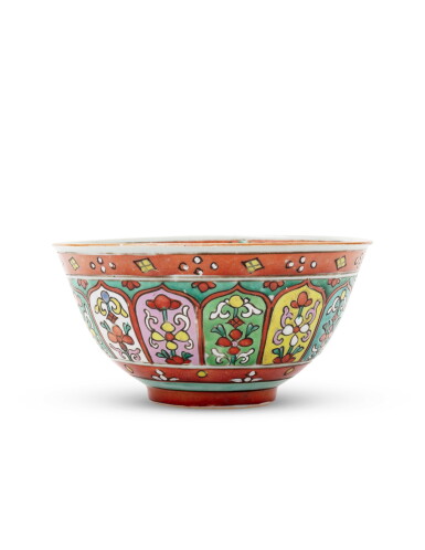 View full screen - View 1 of Lot 25. A large 'benjarong' floral bowl, China for the Kingdom of Siam, 19th century | 十九世紀 外銷暹羅班加隆花卉紋盌.