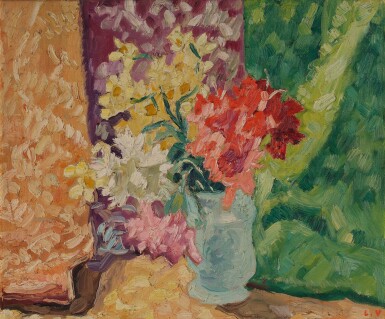 View full screen - View 1 of Lot 517. Vase bleu, fleurs roses et jaunes, draperie.
