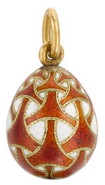 A FABERGÉ GOLD-MOUNTED GUILLOCHÉ AND CLOISONNÉ ENAMEL EGG PENDANT, PROBABLY ST PETERSBURG, CIRCA 1890