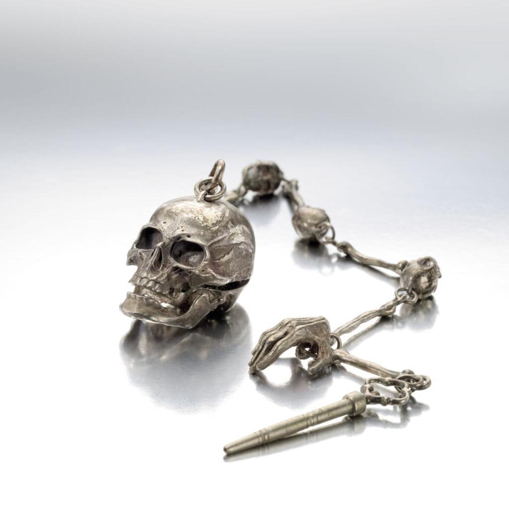 全萤幕检视 - 查看31A silver skull-form watch and chain, Circa 1970的1