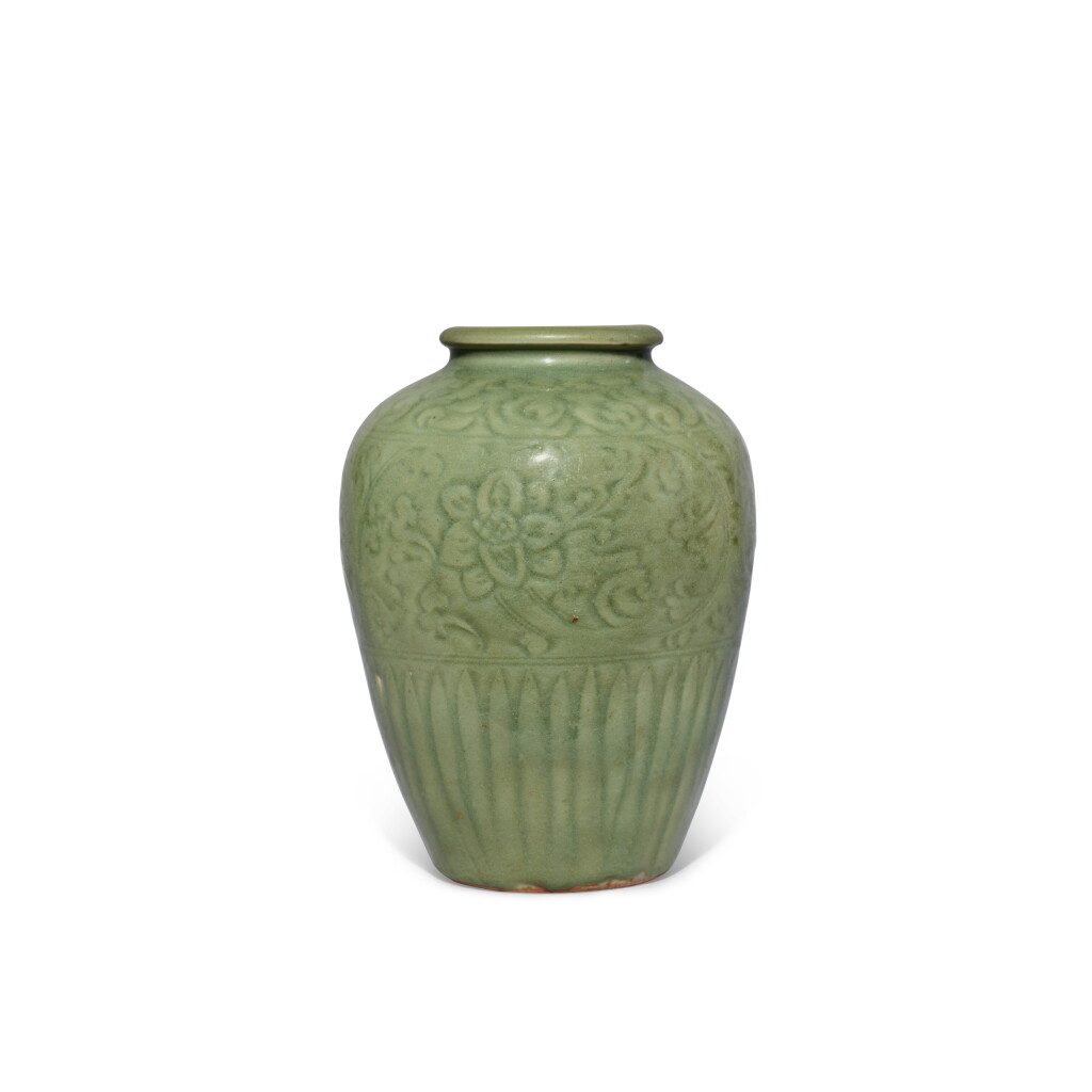 Voir en plein écran - Voir 1 du lot 675. A carved 'Longquan' celadon-glazed 'floral' jar, Ming dynasty | 明 龍泉窰青釉刻纏枝花卉紋罐.