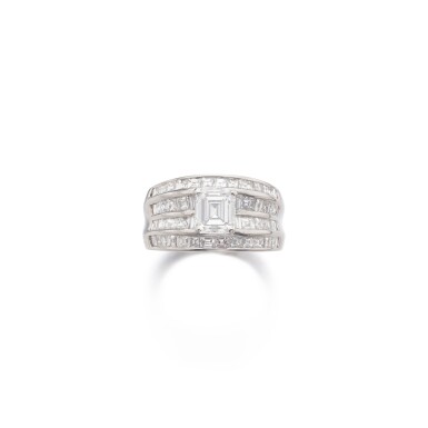 View full screen - View 1 of Lot 1040. Diamond ring .