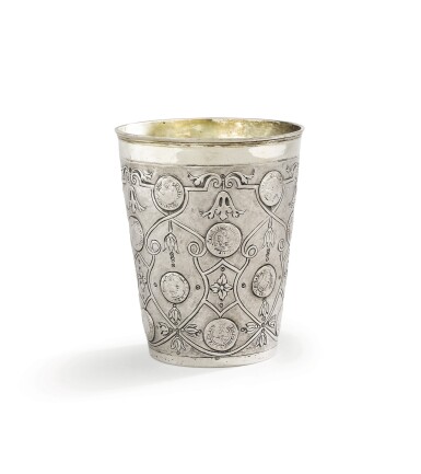 View full screen - View 1 of Lot 74. A GERMAN SILVER AND SILVER-GILT BEAKER INSERTED WITH COINS, JOHANN GEORG GODRIO, BERLIN, CIRCA 1711-1726 | GOBELET À PIÈCES EN ARGENT ET ARGENT DORÉ PAR JOHANN GEORG GODRIO, BERLIN, VERS 1711-1726.