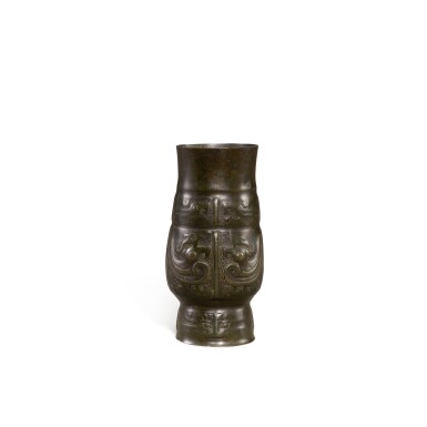 View full screen - View 1 of Lot 1011. An inscribed bronze 'phoenix' ritual wine vessel, zhi, Early Western Zhou dynasty | 西周早期 青銅鳳鳥紋觶.