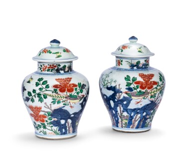 View full screen - View 1 of Lot 157. Paire de vases couverts en porcelaine wucai Dynastie Qing, XIXE siècle | 清十九世紀 五彩花鳥紋將軍蓋罐一對 | A pair of wucai jars and covers, Qing Dynasty, 19th century.