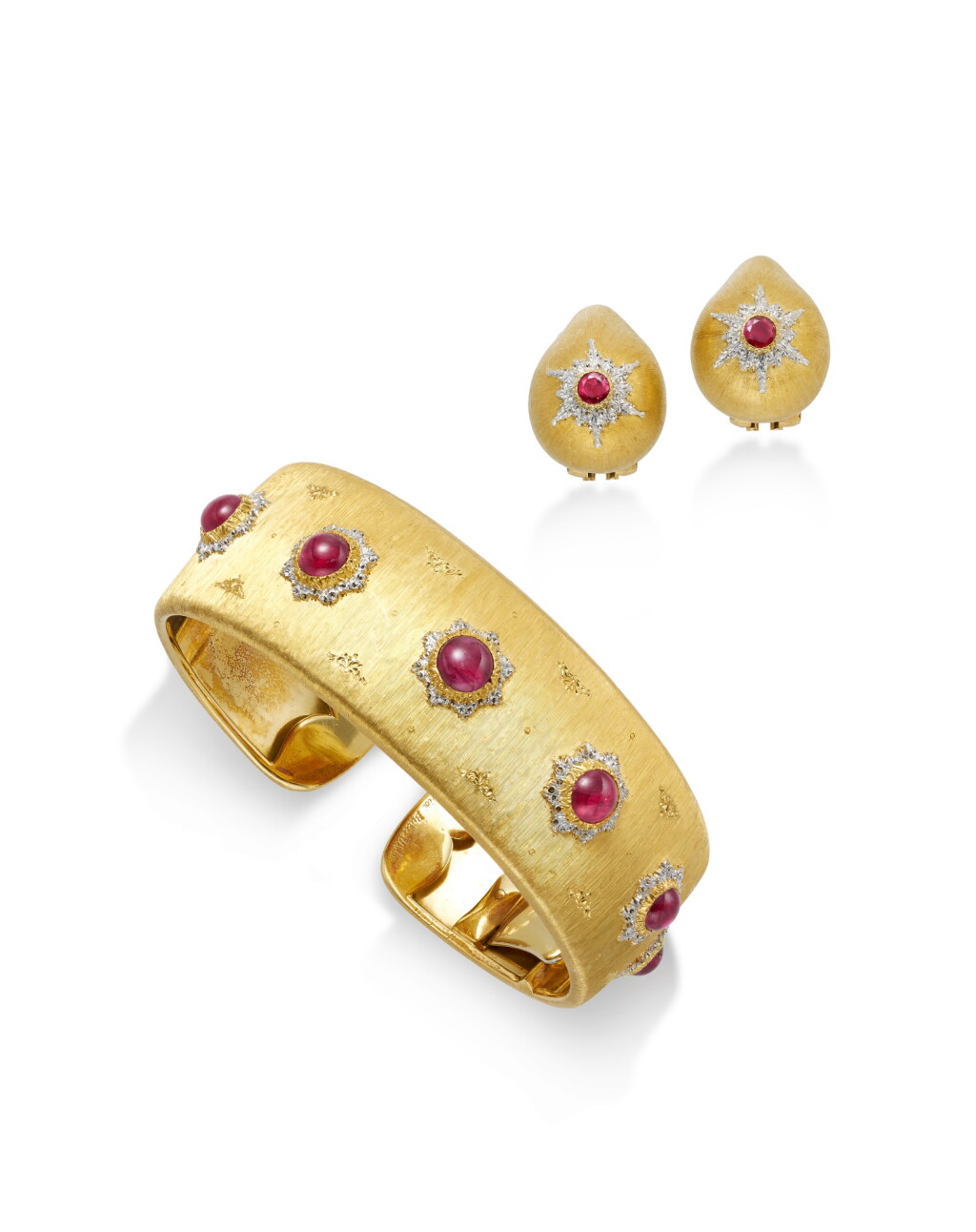 View full screen - View 1 of Lot 1949. Ruby and Gold Bangle and Pair of Ear Clips | 吉安馬里亞 布契拉提 | 紅寶石 配 K金 手鐲 及 耳夾一對.