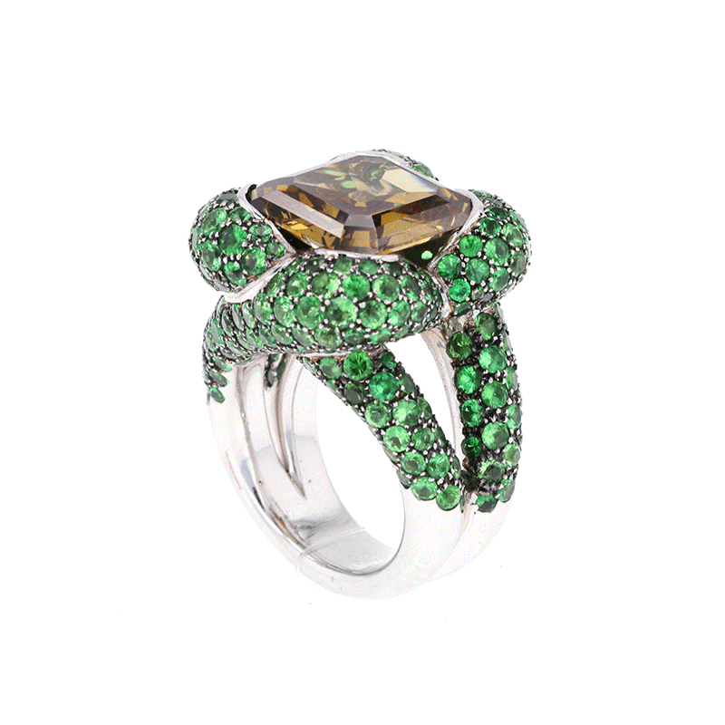 View full screen - View 1 of Lot 782. Bague diamant Fancy Deep Brown-Yellow et tsavorites | Fancy Deep Brown-Yellow diamond and tsavorite ring.