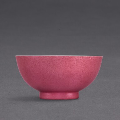 View full screen - View 1 of Lot 3511. A rare pink-enamelled bowl, Qing dynasty, Kangxi - Yongzheng period | 清康熙至雍正 胭脂水盌 《大明成化年製》仿款.