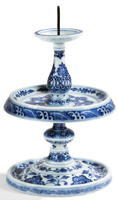 View full screen - View 1 of Lot 12. BOUGEOIR EN PORCELAINE BLEU BLANC MARQUE ET ÉPOQUE QIANLONG | 清乾隆 青花花卉紋燭台 《乾隆年製》款 | A blue and white pricket candlestick, four-character Qianlong mark and period .