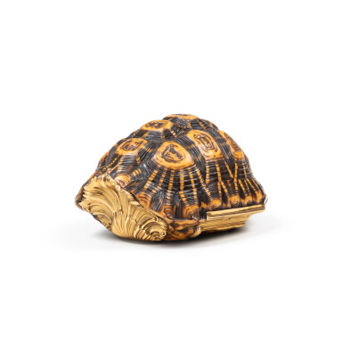 View full screen - View 1 of Lot 8. A gold-mounted tortoiseshell and ivory snuff box, probably Italian, circa 1740 | Tabatière en carapace de tortue et ivoire montée sur or, probablement Italie, vers 1740.