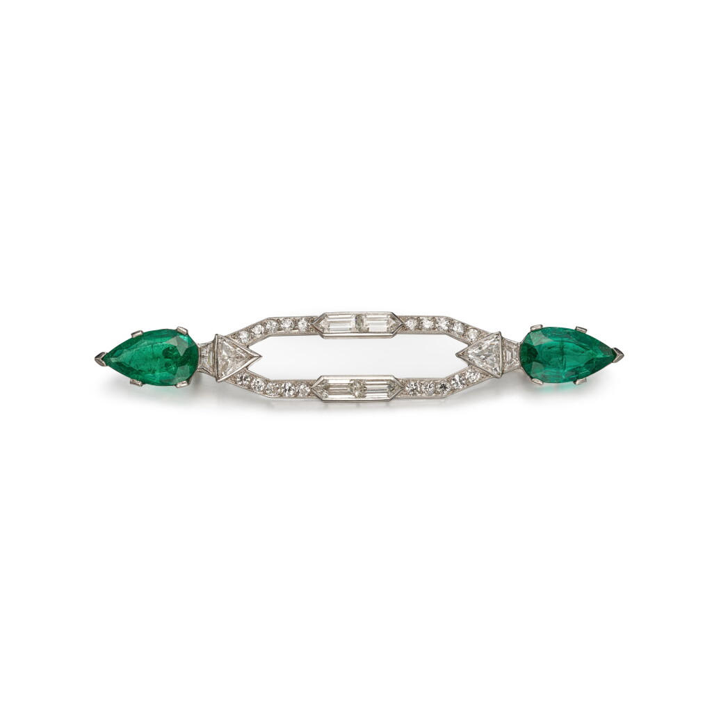 View full screen - View 1 of Lot 1901. Emerald and Diamond Lapel Pin, circa 1920 | 卡地亞 | 「哥倫比亞」祖母綠 配 鑽石 胸針(祖母綠總重9.48克拉),年份約1920年.