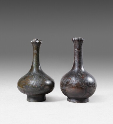 View full screen - View 1 of Lot 35. Two archaic garlic-head bronze vases Ming dynasty or earlier | 明或更早期 銅蒜頭瓶一對.