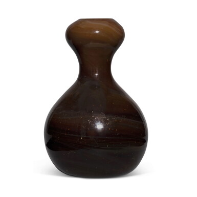 View full screen - View 1 of Lot 749. A marbled brown glass garlic-mouth vase, Qing dynasty, 18th / 19th century | 清十八 / 十九世紀 褐料蒜頭瓶.