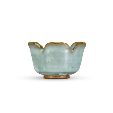 View full screen - View 1 of Lot 229. A rare small ‘Jun’ floriform bowl, Song - Ming dynasty | 宋至明 鈞窰花式盌.