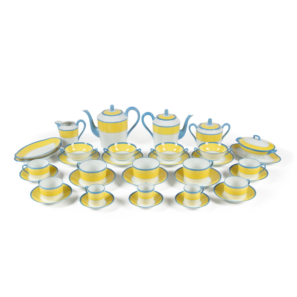 View full screen - View 1 of Lot 483. An extensive Haviland Limoges porcelain part drinking and dinner service in the 'Claude Monet Giverny' pattern, modern | Ein großes Haviland Limoges Porzellan Trink- und Essserviceteil im 'Claude Monet Giverny' Muster.