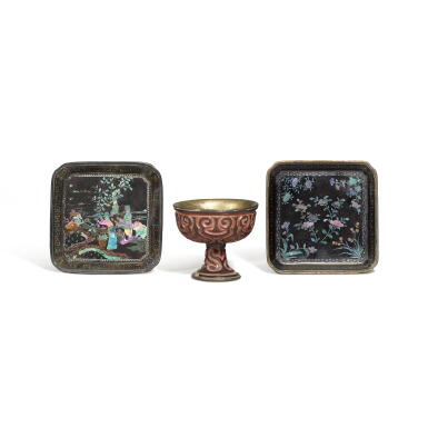 View full screen - View 1 of Lot 204. A carved lacquer 'guri' stem cup, Late Ming dynasty | 明末 剔犀高足盃 及 清康熙 黑漆嵌螺鈿人物花卉圖小盤兩件.