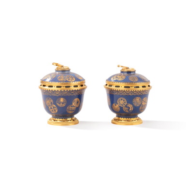 View full screen - View 1 of Lot 136. A pair of Regence style gilt-bronze mounted Chinese porcelain covered pots, signed Escalier de Cristal, Paris, late 19th century | Paire de pots couverts en porcelaine de Chine et bronze doré de style Régence, signés Escalier de Cristal, Paris, fin du XIXe siècle.