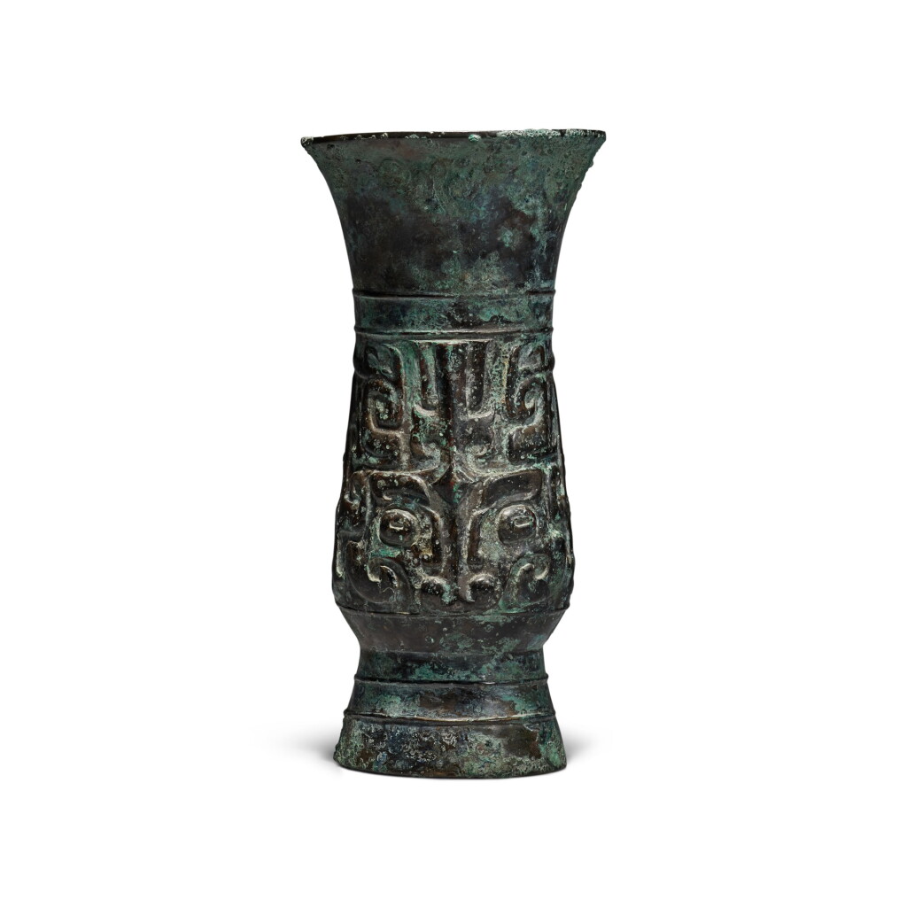 View full screen - View 1 of Lot 28. An inscribed archaic bronze ritual wine vessel (Zhi), Late Shang dynasty | 商末 天黽父癸觶.