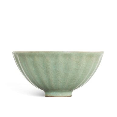 View full screen - View 1 of Lot 3623. A Longquan celadon crackle-glazed 'lotus' bowl, Southern Song dynasty | 南宋 龍泉青釉冰片紋蓮瓣盌.