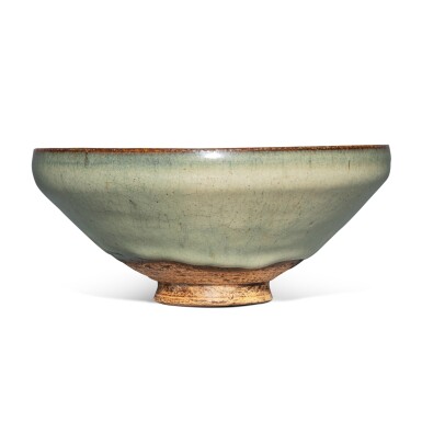 View full screen - View 1 of Lot 673. A 'Jun' bowl, Yuan / Ming dynasty | 元 / 明 鈞窰青釉盌.