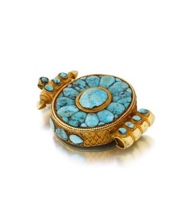 View full screen - View 1 of Lot 176. A beautiful turquoise-inlaid gold 'Gau' reliquary box, Tibet, 19th century | 西藏 十九世紀 金嵌松石嘎烏盒.