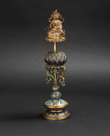 View full screen - View 1 of Lot 84. Emblème bouddhiste en bronze doré, émaux cloisonnés et émaux champlevés Dynastie Qing, XVIIIE-XIXE siècle | 清十八至十九世紀 掐絲及鏨胎琺瑯七珍佛供一件 | A gilt-bronze, cloisonné enamel and champlevé enamel Buddhist emblem, Qing Dynasty, 18th-19th century.