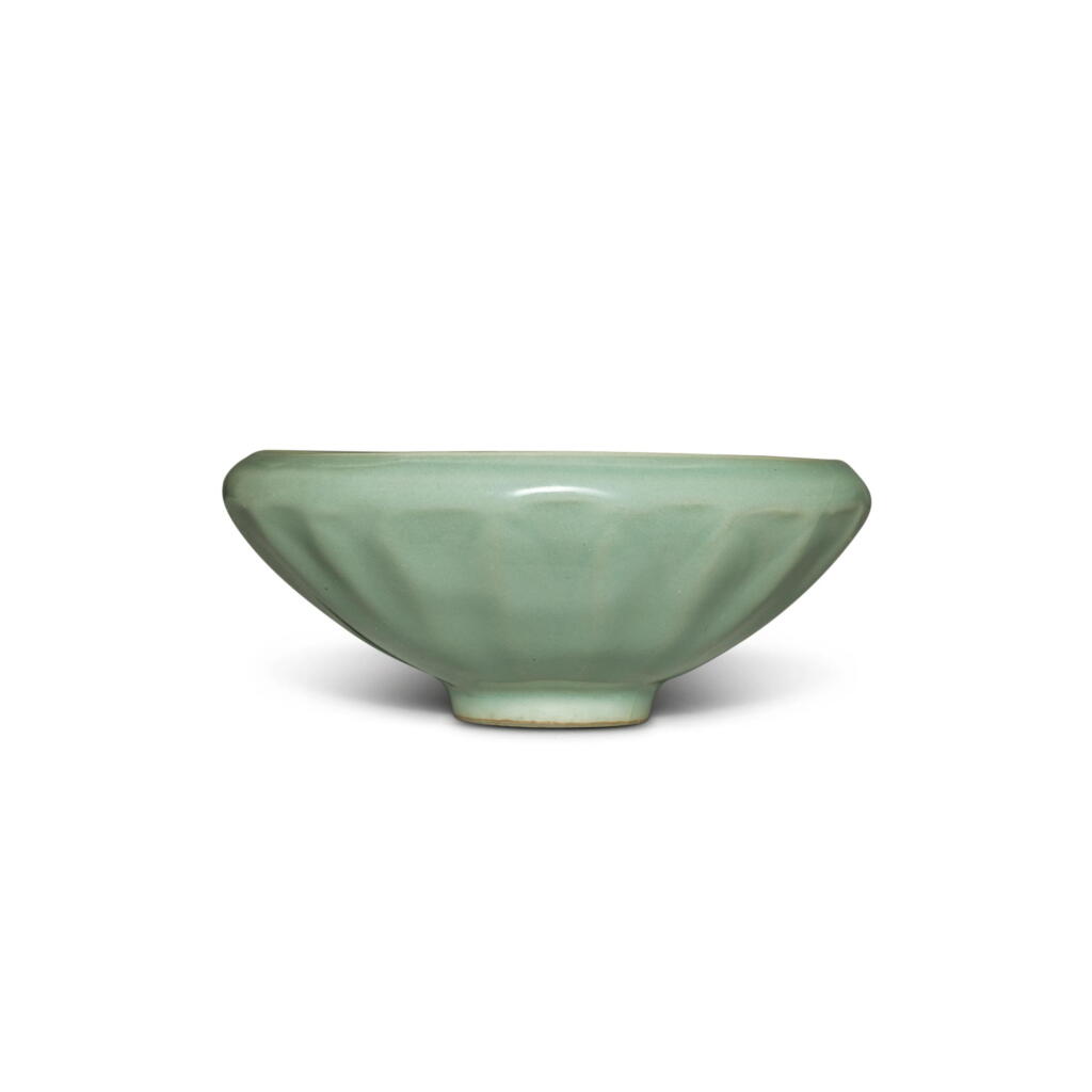 View full screen - View 1 of Lot 722. A lobed 'Longquan' celadon-glazed 'lotus' bowl, Southern Song dynasty | 南宋 龍泉窰青釉蓮瓣紋束口盌.
