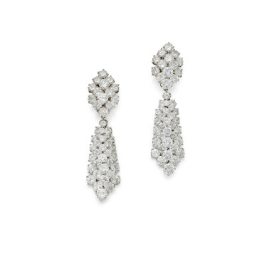 View full screen - View 1 of Lot 1. Van Cleef & Arpels | Pair of Diamond 'À Cheval' Pendant-Earclips 梵克雅寶 鑽石「À Cheval」耳墜一對.