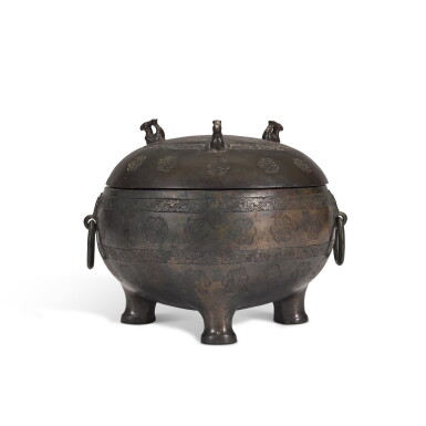 View full screen - View 1 of Lot 403. An archaic bronze ritual food vessel and cover (Ding), Eastern Zhou dynasty, Warring States period | 東周 戰國 青銅蓋鼎.