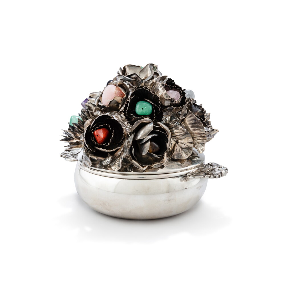 View full screen - View 1 of Lot 51. An Italian silver circular box with hard stone flowers, Buccellati, Milan, circa 1990 | Boîte ronde en argent à décor de fleurs en pierre dure par Buccellati, Milan, XXe siècle.