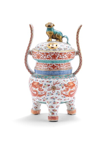View full screen - View 1 of Lot 206. Grand brûle-parfum couvert en porcelaine de la Famille Rose Dynastie Qing, XIXE siècle | 清十九世紀 粉彩龍紋熏爐 | A large white-ground Famille Rose and iron-red tripod incense burner and cover, Qing Dynasty, 19th century.