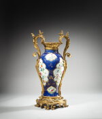 A Louis XV style gilt-bronze mounted Kangxi period (1662-1722) famille verte porcelain vase, 19th century | Vase en porcelaine de Chine famille verte d'époque Kangxi (1662-1722) à monture de bronze doré de style Louis XV, XIXe siècle
