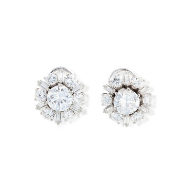 View full screen - View 1 of Lot 106. Paire de clips d'oreille diamants | Pair of diamond ear clips.