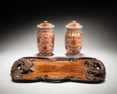 View full screen - View 1 of Lot 205. Two iron-red enamelled lotus vase and a carved wood tray, Qing dynasty, 19th-20th century | 清十九至二十世紀 礬紅福壽連連紋蓋罐一對及木雕托盤一組三件.