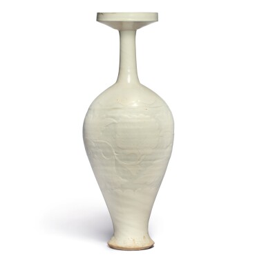View full screen - View 1 of Lot 716. A LARGE 'CIZHOU' WHITE-GLAZED SGRAFFIATO VASE, LIAO DYNASTY.