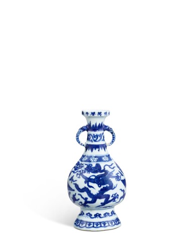View full screen - View 1 of Lot 820. A blue and white 'dragon and phoenix' vase, Mark and period of Wanli | 明萬曆 青花龍鳳紋雙獸耳盤口瓶 《大明萬曆年製》.