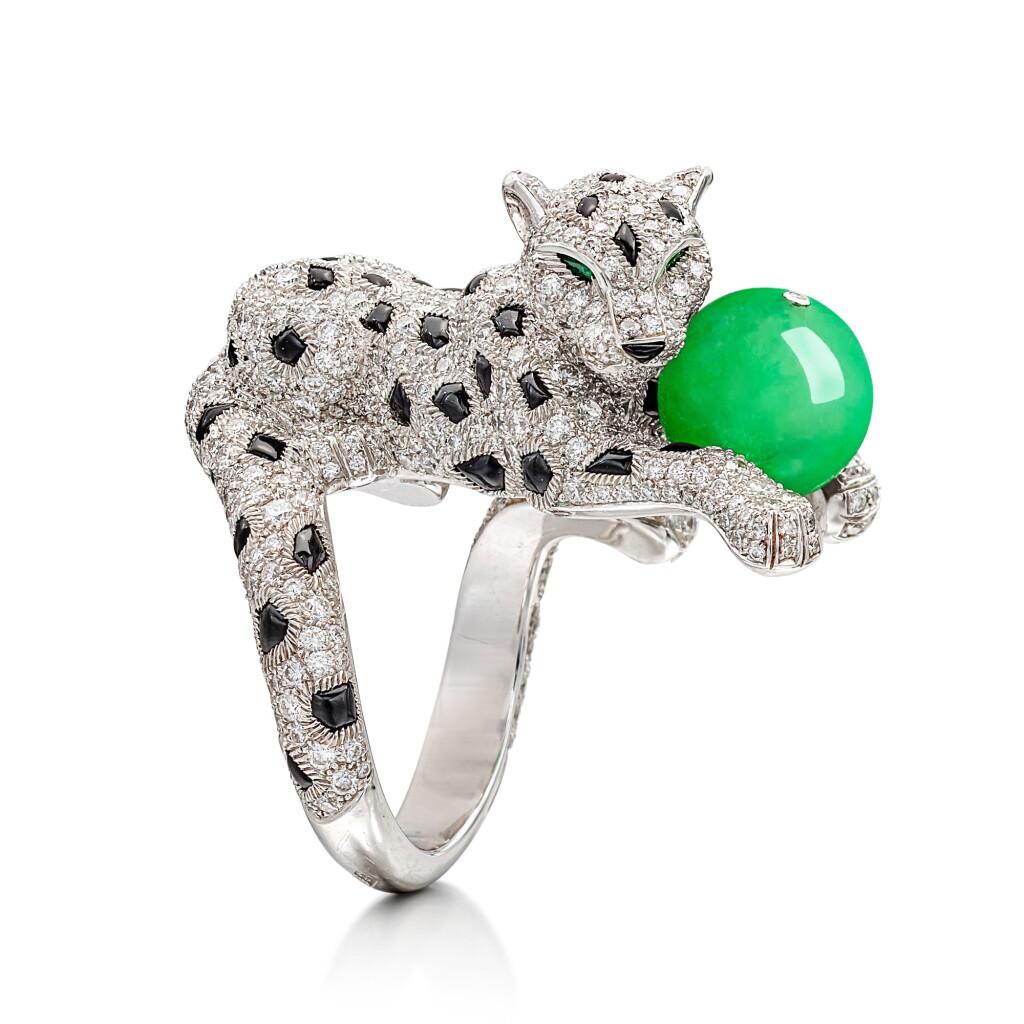 Voir en plein écran - Voir 1 du lot 1379. JADEITE, ONYX, EMERALD AND DIAMOND 'PANTHÈRE' RING | 卡地亞 | 天然翡翠 配 縞瑪瑙 及 祖母綠 及 鑽石 'PANTHÈRE' 戒指.