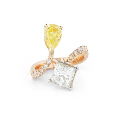 View full screen - View 1 of Lot 792. Bague diamant Fancy Vivid Yellow et diamants | Fancy Vivid Yellow diamond and diamond ring.